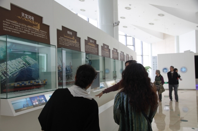 参观人文与历史厅:老师们观看船只透视结构 参观人文与历史厅:老师们观看船只透视结构