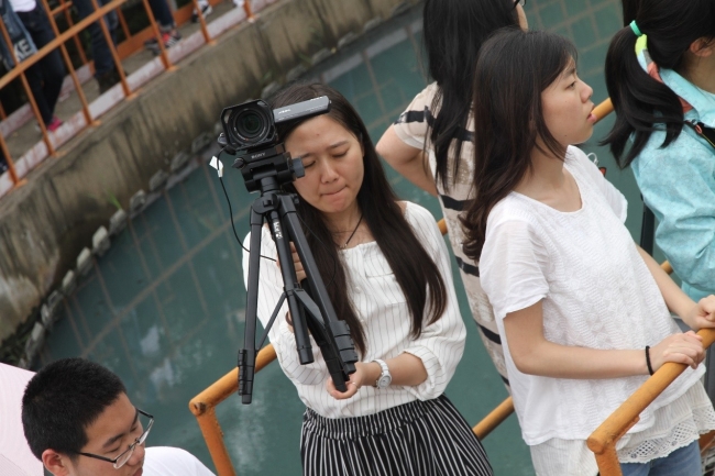 辛苦摄像的助教胡诗朦 辛苦摄像的助教胡诗朦