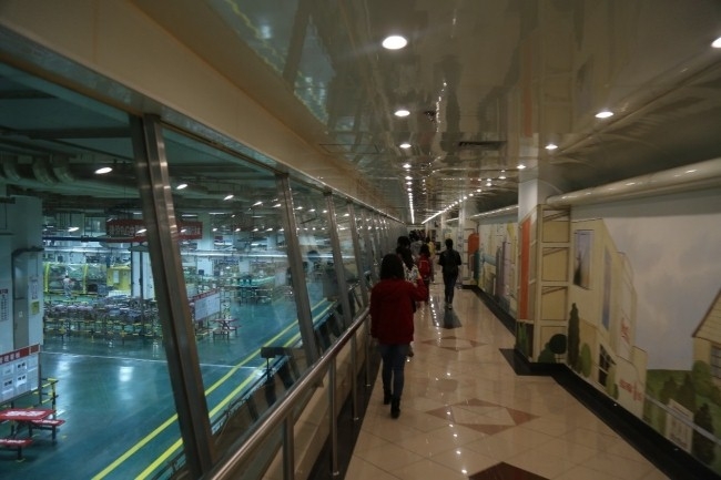 灌装线边上的参观通道 灌装线边上的参观通道