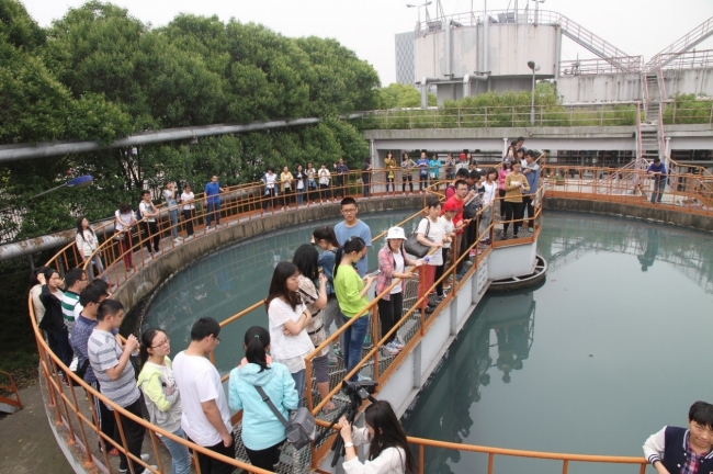 同学们参观二沉池 同学们参观二沉池