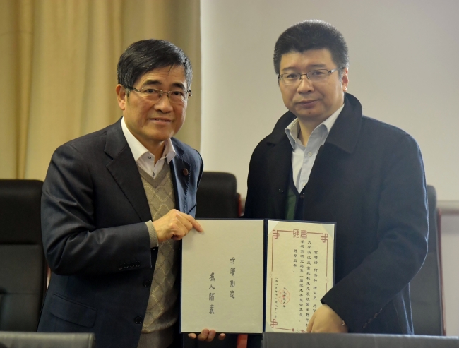 6童世骏书记向何洪林研究员颁发聘书