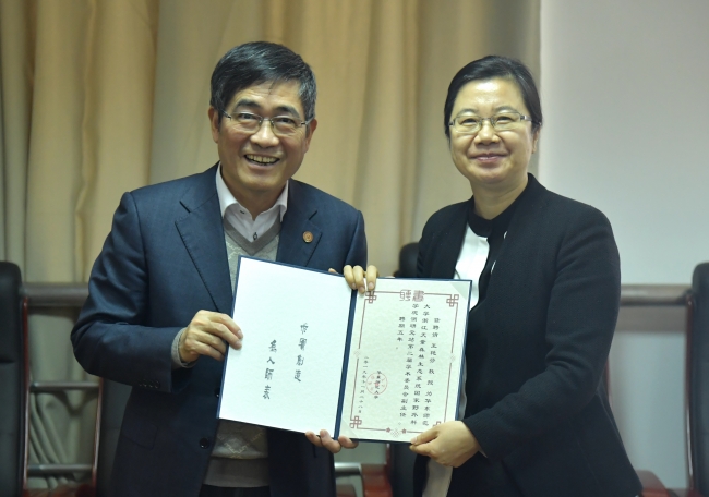 3童世骏书记向王艳芬教授颁发聘书