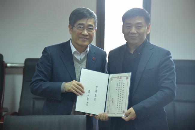 7童世骏书记向项文化研究员颁发聘书