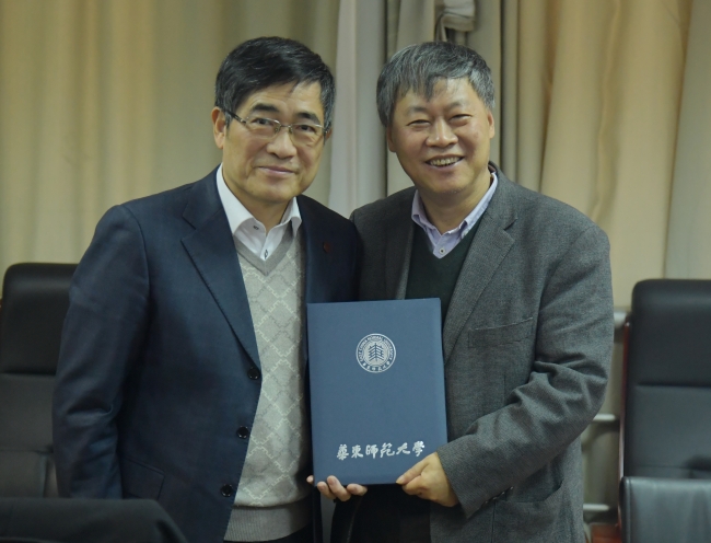 2童世骏书记向于贵瑞院士颁发聘书