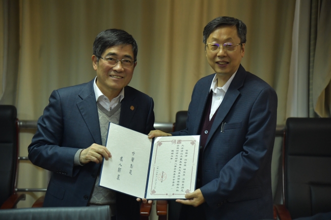 4童世骏书记向刘世荣研究员颁发聘书