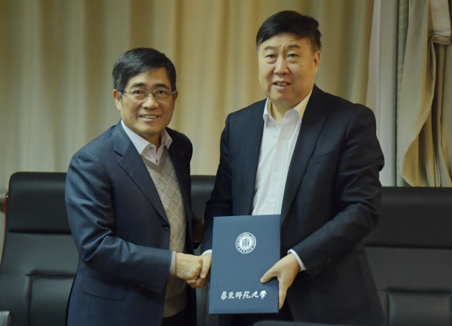 1童世骏书记向傅伯杰院士颁发聘书