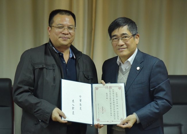 5童世骏书记向杨玉盛教授颁发聘书