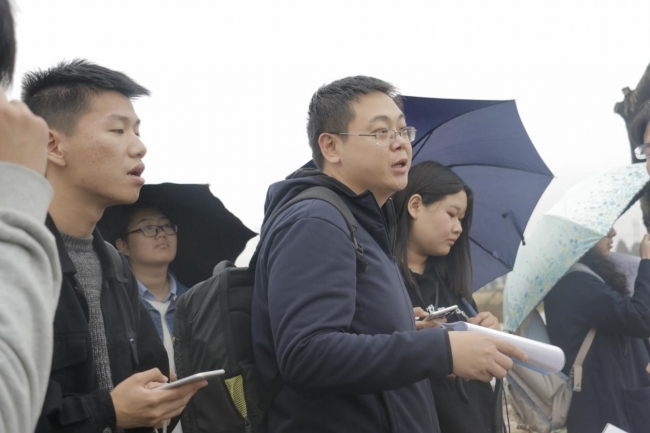 王强老师在为同学们介绍湿地植物 王强老师在为同学们介绍湿地植物
