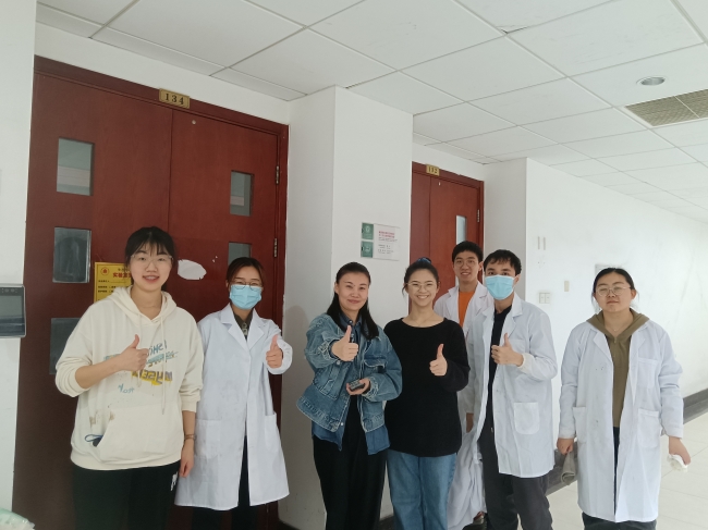 清理完实验室后合影 清理完实验室后合影