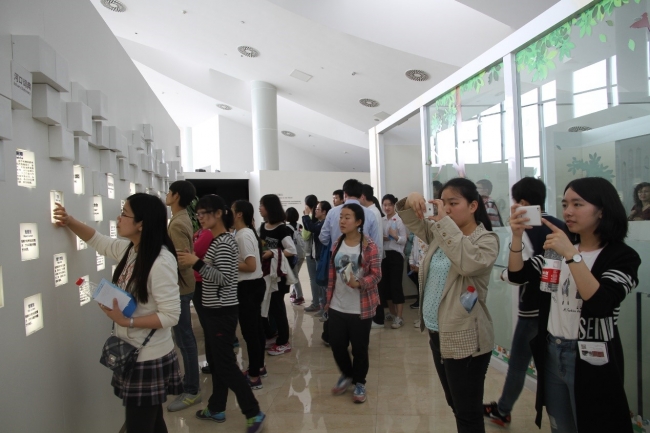 参观人文与历史厅:知识墙2 参观人文与历史厅:知识墙2