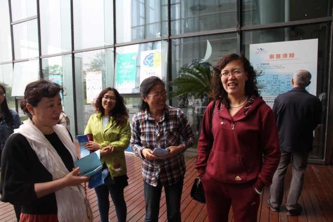 参观后老师们在讨论交流 参观后老师们在讨论交流