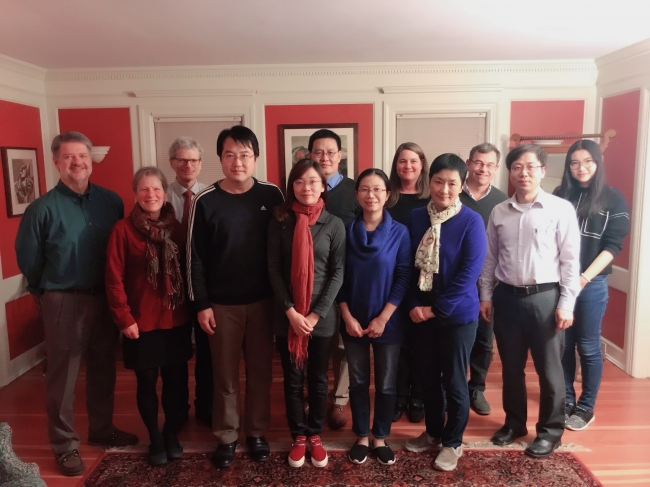 我院教师邓泓、张勇、柳欣源与瓦萨学院副校长Jon Chenette(左三)及其他教师们合影 我院教师邓泓、张勇、柳欣源与瓦萨学院副校长Jon Chenette(左三)及其他教师们合影