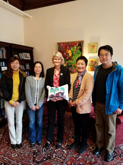 我院教师邓泓、张勇、柳欣源在周宇老师陪同下与瓦萨学院校长Elizabeth Bradley(中间)会面 我院教师邓泓、张勇、柳欣源在周宇老师陪同下与瓦萨学院校长Elizabeth Bradley(中间)会面