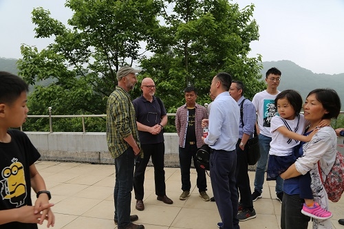 德国专家与学生家长交流 德国专家与学生家长交流