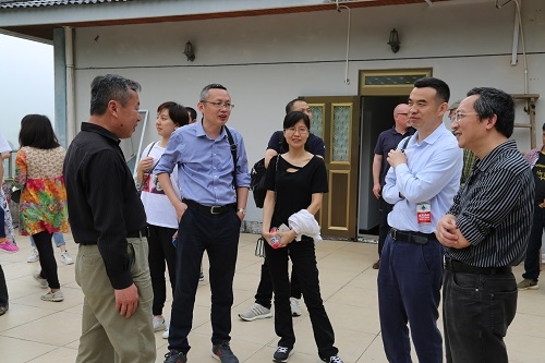 王希华教授与学生家长交流 王希华教授与学生家长交流