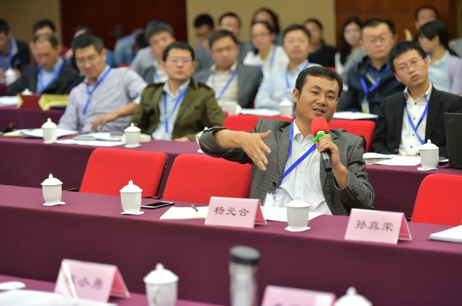 中国科学院植物研究所杨元合研究员主持“土壤微生物的实验观测与模型整合”专题研讨