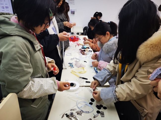 同学们积极地制作发饰 同学们积极地制作发饰