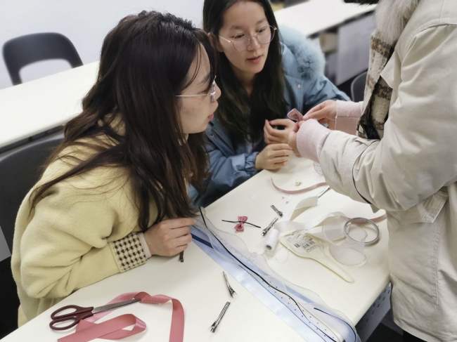 同学们在制作时互帮互助 同学们在制作时互帮互助