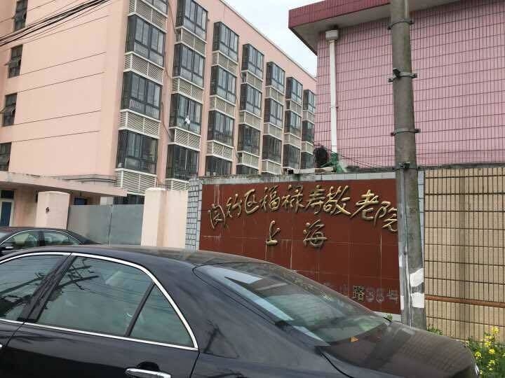 志愿者与老人聊天