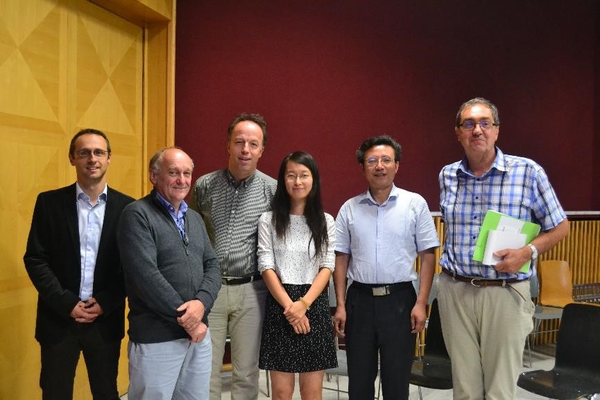 李伶与答辩委员会成员 李伶与答辩委员会成员