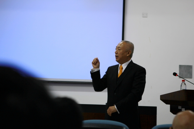 凌文教授作题为神华集团煤电超低排放技术创新与工程实践报告