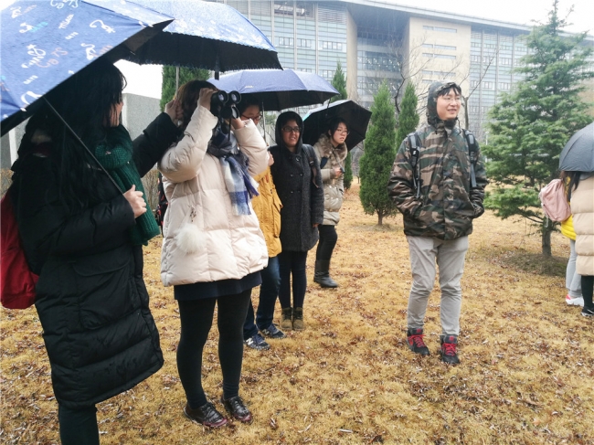 02何鑫老师指导观鸟