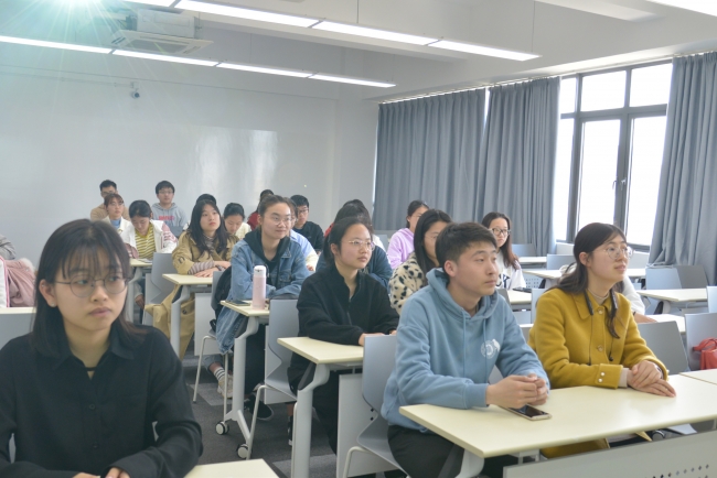 同学们认真听讲 同学们认真听讲