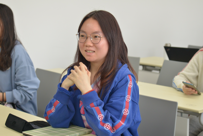 陈薇多同学向老师讲述自己的问题 陈薇多同学向老师讲述自己的问题