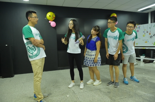 13营员们进行小品表演