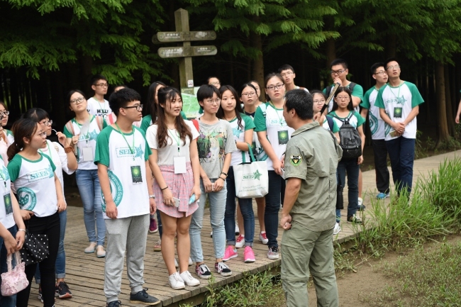 3刘文亮老师在西沙湿地为大家讲解