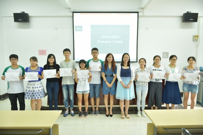 2为营员们颁发结业证书