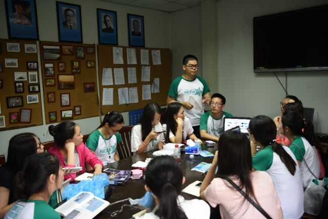 4小组成员为汇报展开准备