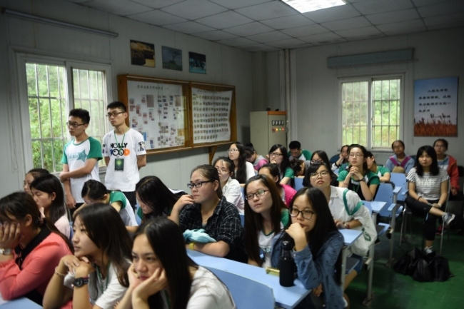 2认真听讲的营员们