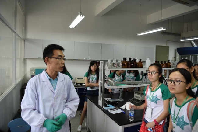 11参观环境工程专业实验室（汪建华介绍）