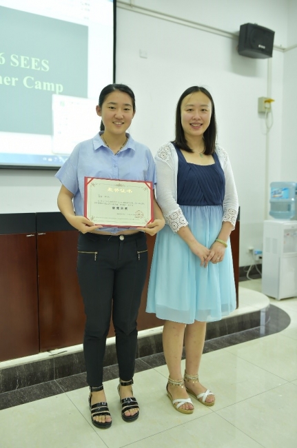 3优秀营员与张秋卓老师亲切合影