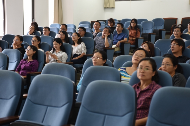 全体教职工参加会议 全体教职工参加会议