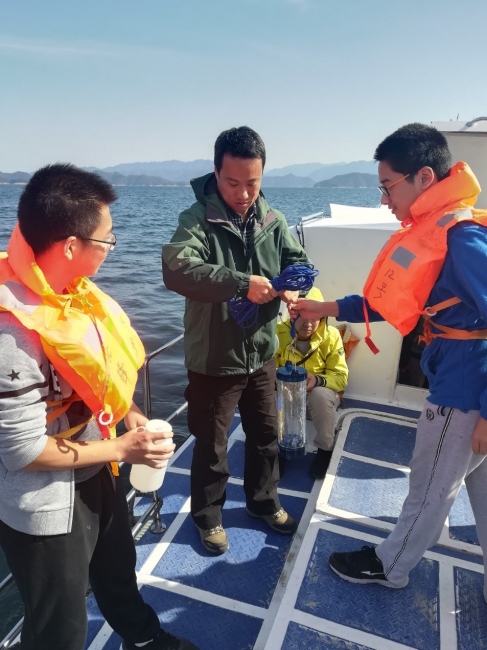 刘文亮老师指导采集水样 刘文亮老师指导采集水样