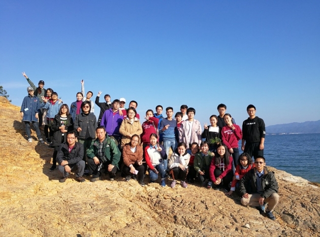 全体实习师生在一小岛的消落带上合影 全体实习师生在一小岛的消落带上合影