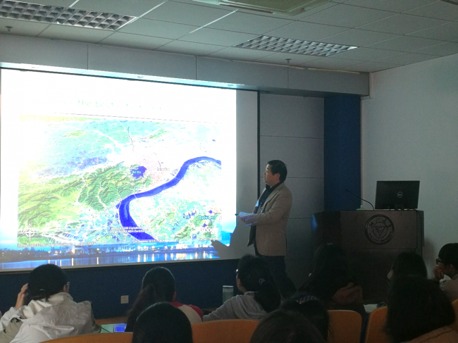学生正在仔细聆听浙江大学于明坚教授有关西溪湿地和千岛湖的报告 学生正在仔细聆听浙江大学于明坚教授有关西溪湿地和千岛湖的报告