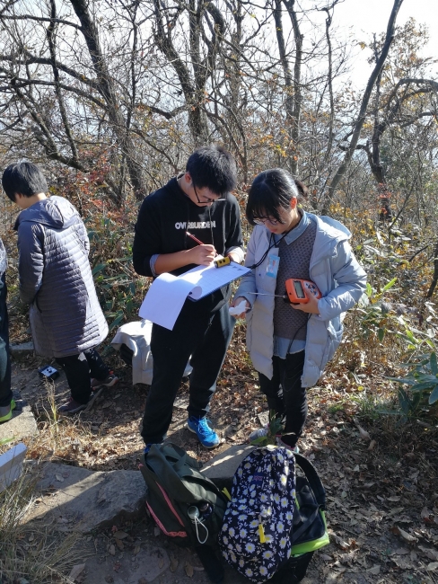 学生沿着登山路径测量各种基本生态环境参数,观测植被垂直梯度 学生沿着登山路径测量各种基本生态环境参数,观测植被垂直梯度