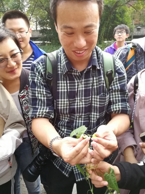 刘文亮老师正在讲解盒子草特征 刘文亮老师正在讲解盒子草特征