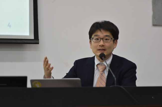 近藤康久副教授作报告 近藤康久副教授作报告