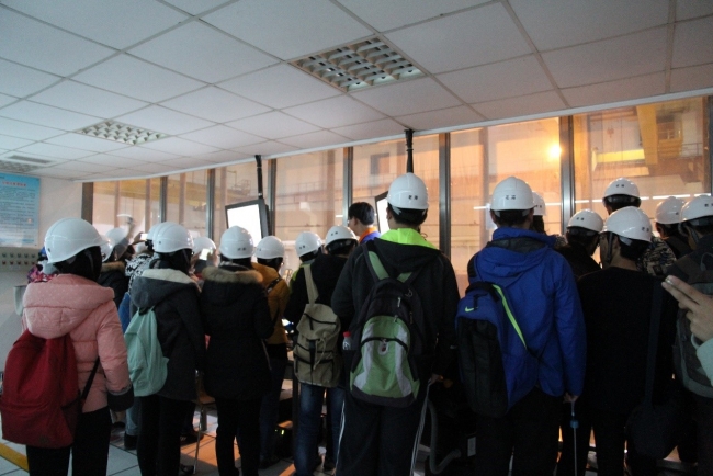 讲解员带大家参观抓斗操控室1 讲解员带大家参观抓斗操控室1