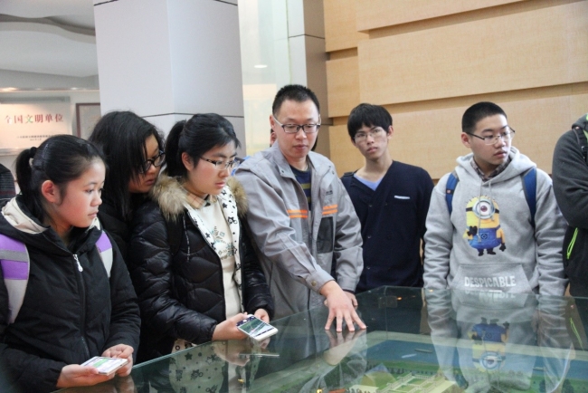 工作人员给大家讲解老港废弃物综合处理处置基地的整体规划 工作人员给大家讲解老港废弃物综合处理处置基地的整体规划