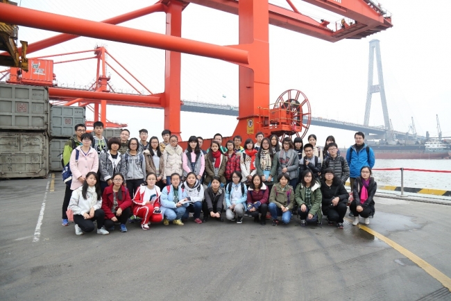 两组师生分别在徐浦大桥垃圾集装箱码头合影1 两组师生分别在徐浦大桥垃圾集装箱码头合影1