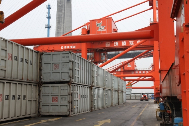 每天青春垃圾集装箱在码头被吊到船上。。 每天青春垃圾集装箱在码头被吊到船上。。