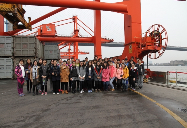 两组师生分别在徐浦大桥垃圾集装箱码头合影2 两组师生分别在徐浦大桥垃圾集装箱码头合影2