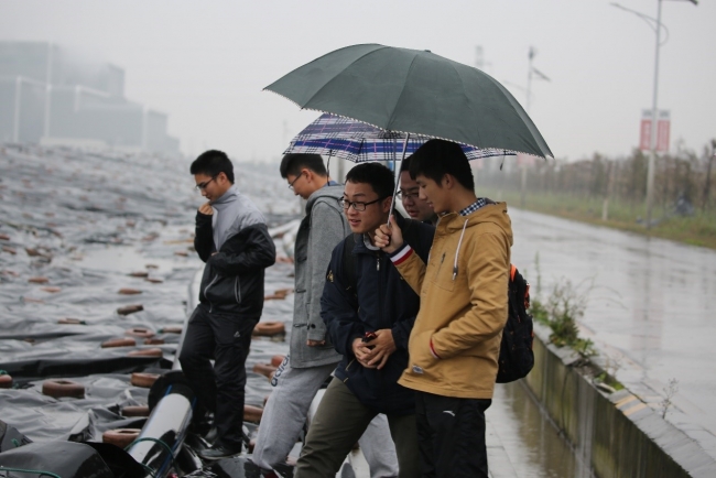 下车参观的同学们1 下车参观的同学们1