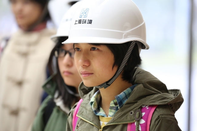 老港再生能源利用中心一楼大厅,戴防护用具的同学们2 老港再生能源利用中心一楼大厅,戴防护用具的同学们2