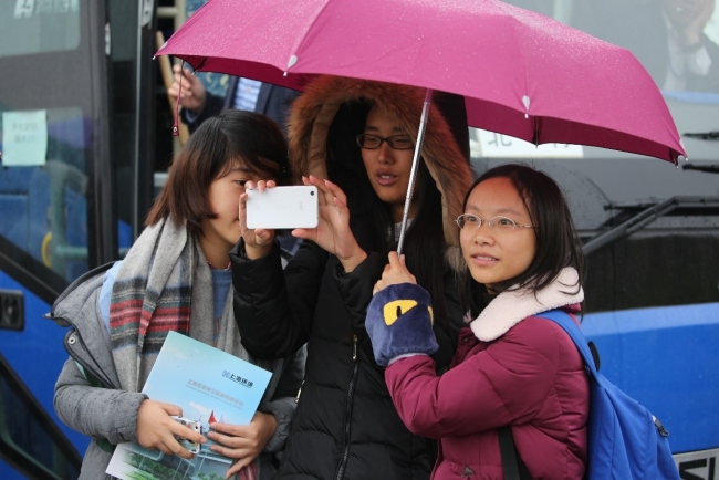 下车参观的同学们2 下车参观的同学们2